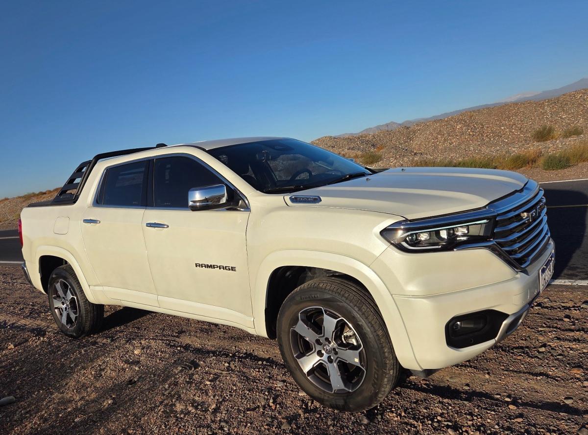 Foto de CHRYSLER / DODGE RAM Laramie AT 4x4 2025, color blanco, en San Juan