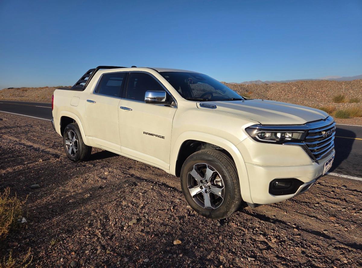 Foto de CHRYSLER / DODGE RAM Laramie AT 4x4 2025, color blanco, en San Juan