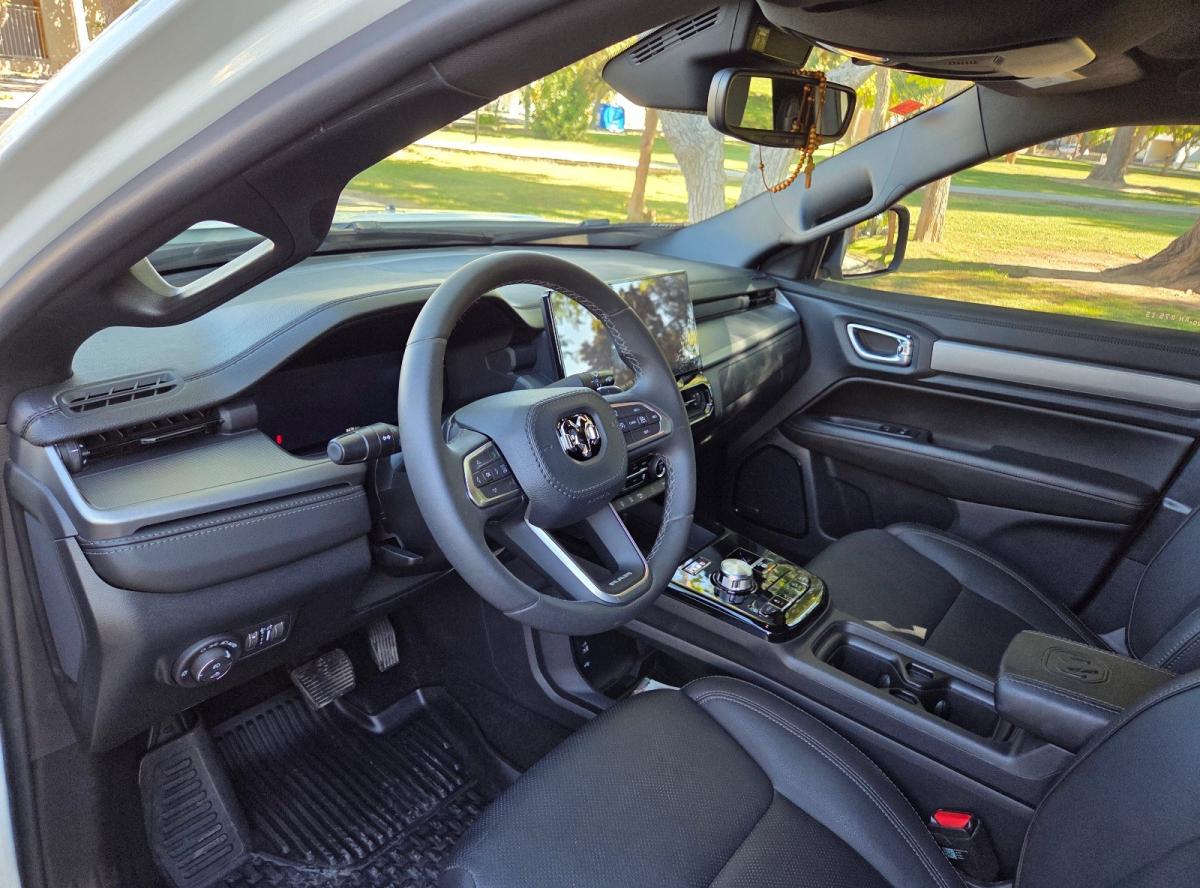 Foto de CHRYSLER / DODGE RAM Laramie AT 4x4 2025, color blanco, en San Juan