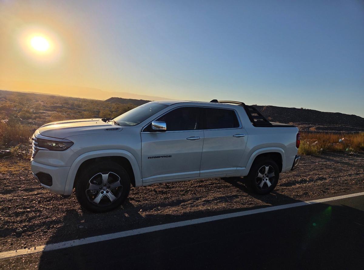 Foto de CHRYSLER / DODGE RAM Laramie AT 4x4 2025, color blanco, en San Juan