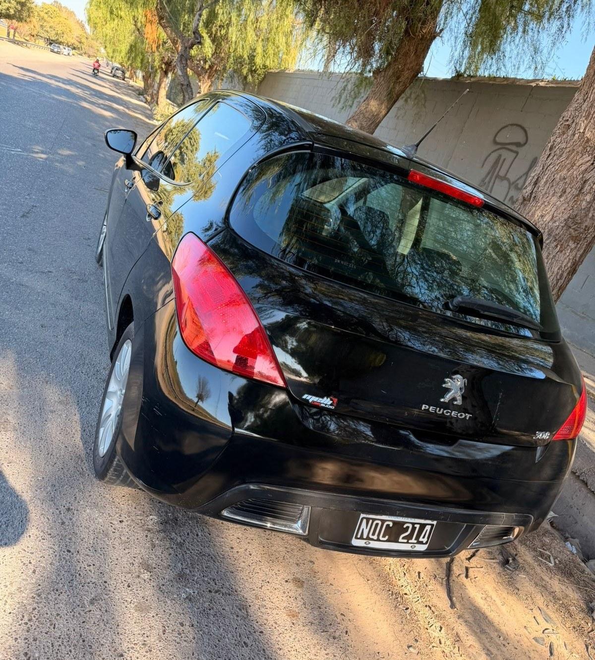 Foto de PEUGEOT 308 allure nav 1.6 2014, color negro, en San Juan