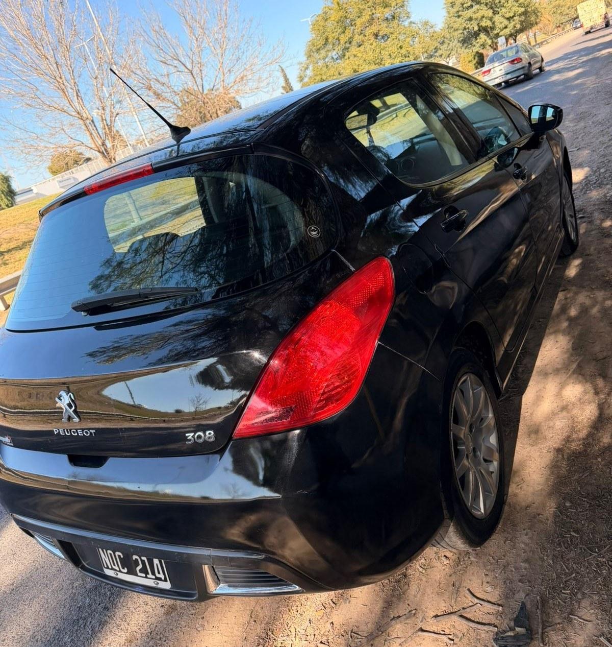 Foto de PEUGEOT 308 allure nav 1.6 2014, color negro, en San Juan