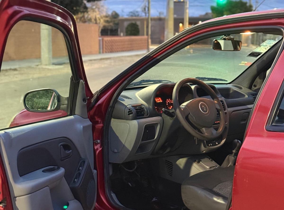 Foto de RENAULT CLIO Authentique Pack II 2012, color rojo, en San Juan