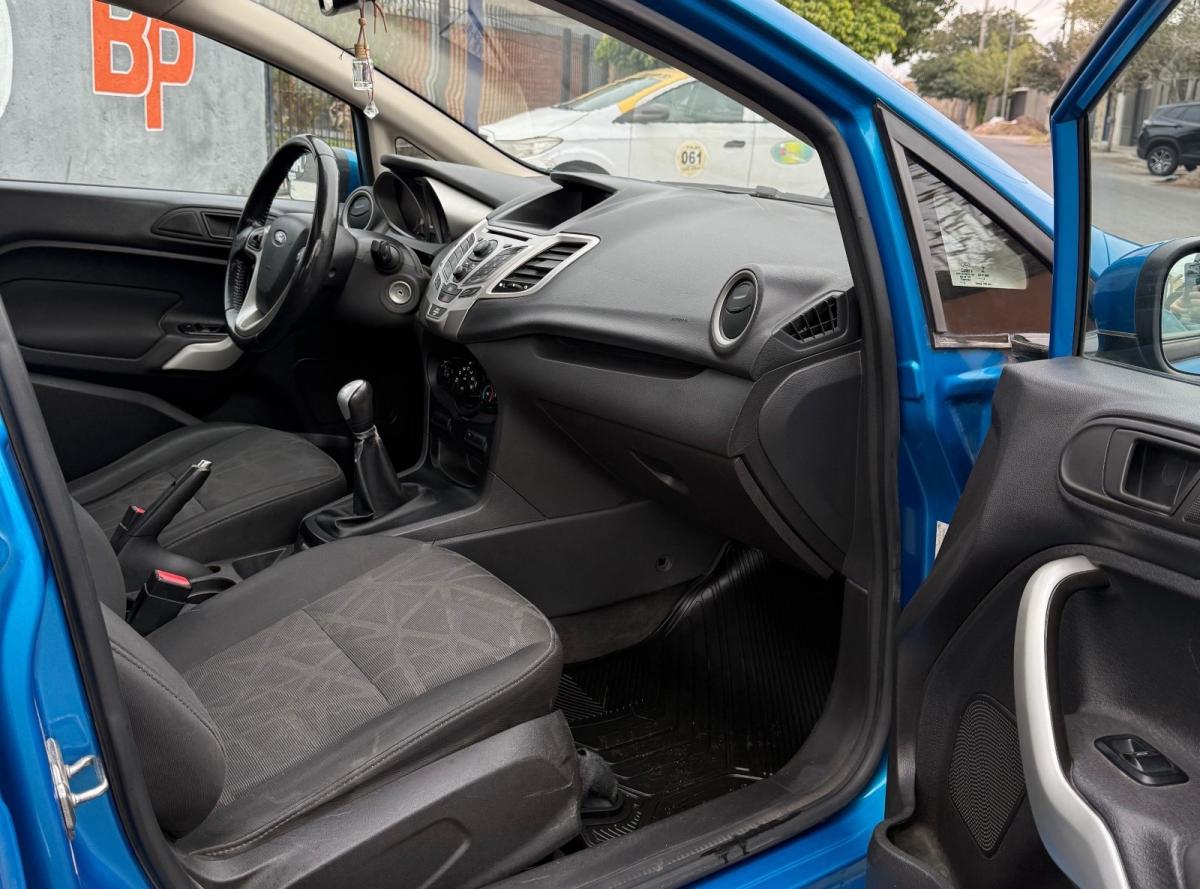 Foto de FORD FIESTA Titanium 2013, color azul, en San Juan