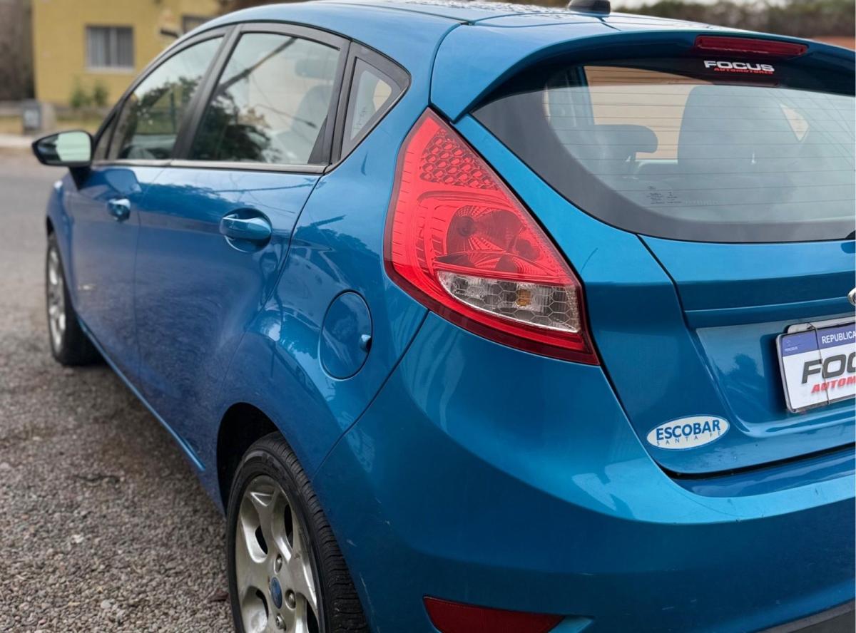 Foto de FORD FIESTA Titanium 2013, color azul, en San Juan