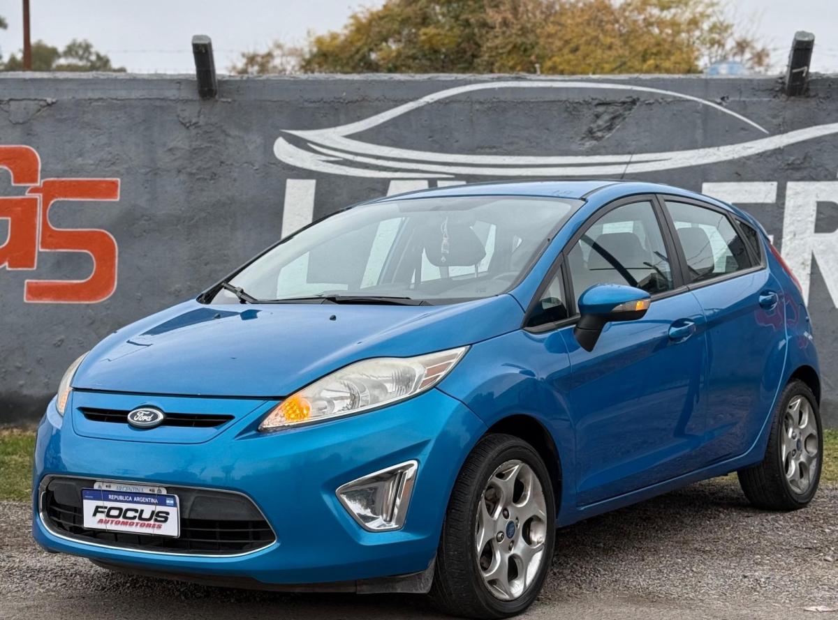 Foto de FORD FIESTA Titanium 2013, color azul, en San Juan