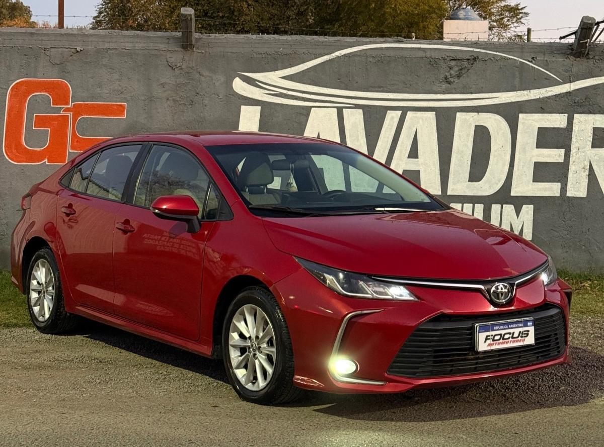 Foto de TOYOTA COROLLA XLI 2020, color rojo, en San Juan