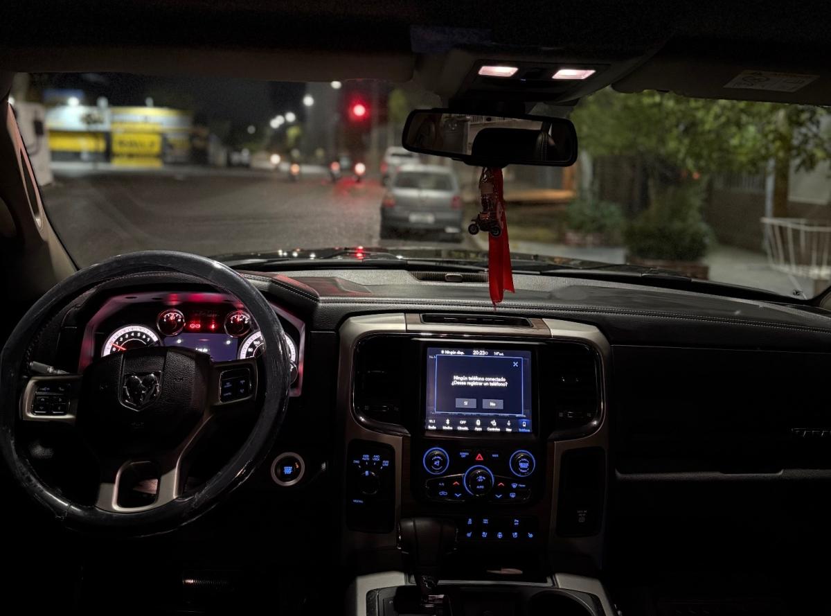 Foto de CHRYSLER / DODGE RAM Laramie 2019, color gris, en San Juan