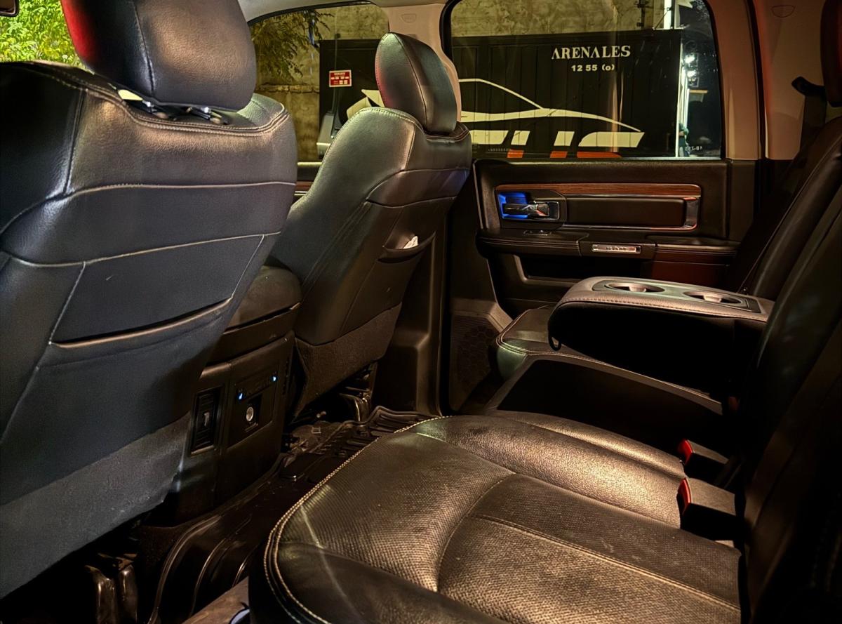 Foto de CHRYSLER / DODGE RAM Laramie 2019, color gris, en San Juan
