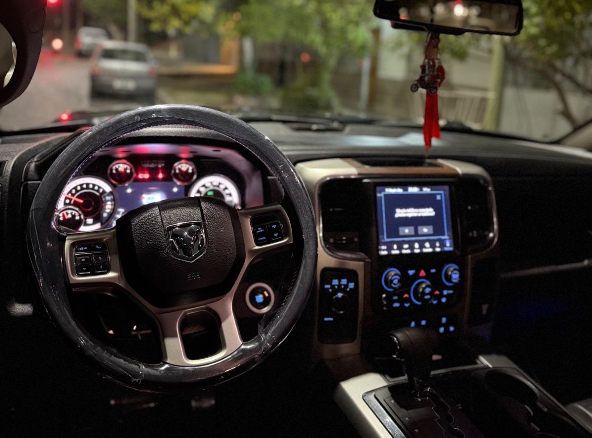 Foto de CHRYSLER / DODGE RAM Laramie 2019, color gris, en San Juan