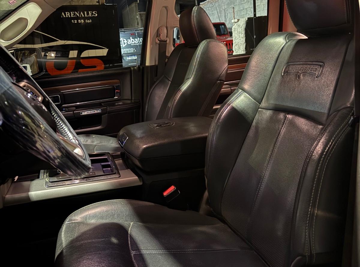 Foto de CHRYSLER / DODGE RAM Laramie 2019, color gris, en San Juan