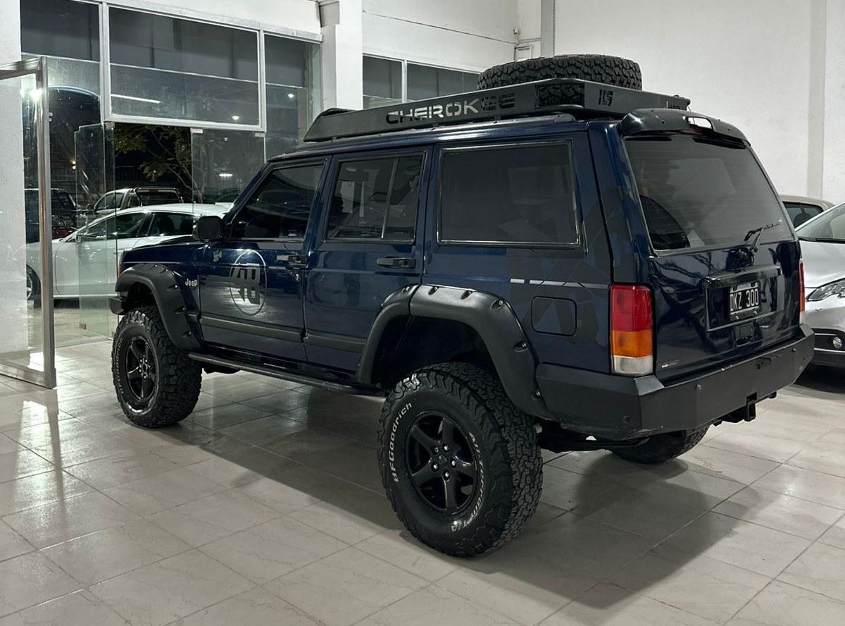 Foto de CHRYSLER / DODGE JEEP CHEROKEE xj equipada 2000, color azul, en San Juan