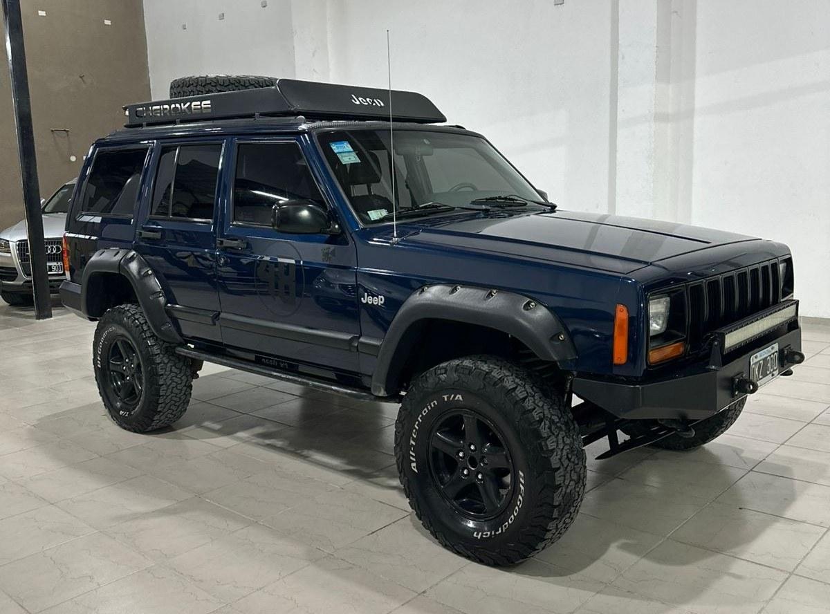 Foto de CHRYSLER / DODGE JEEP CHEROKEE xj equipada 2000, color azul, en San Juan