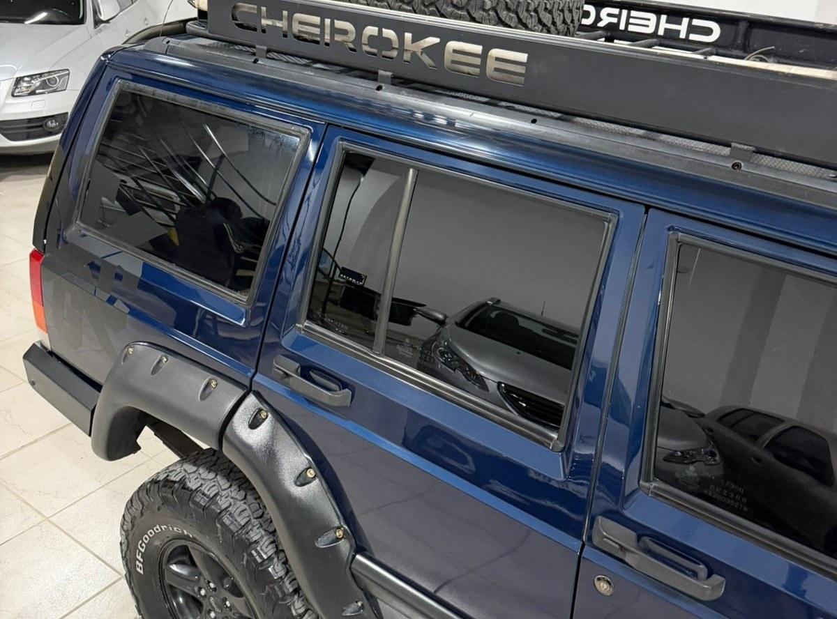 Foto de CHRYSLER / DODGE JEEP CHEROKEE xj equipada 2000, color azul, en San Juan