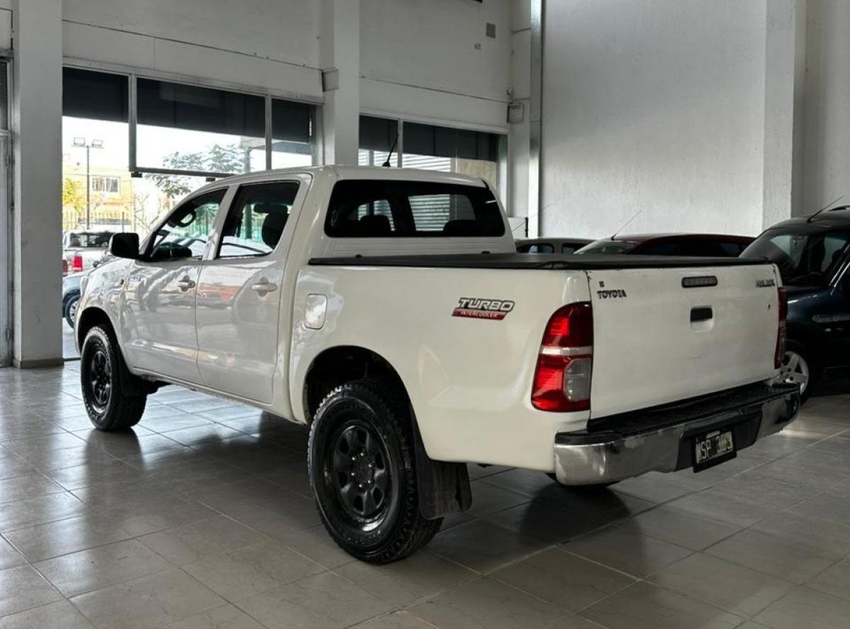 Foto de TOYOTA HILUX dx 2.5 2013, color blanco, en San Juan
