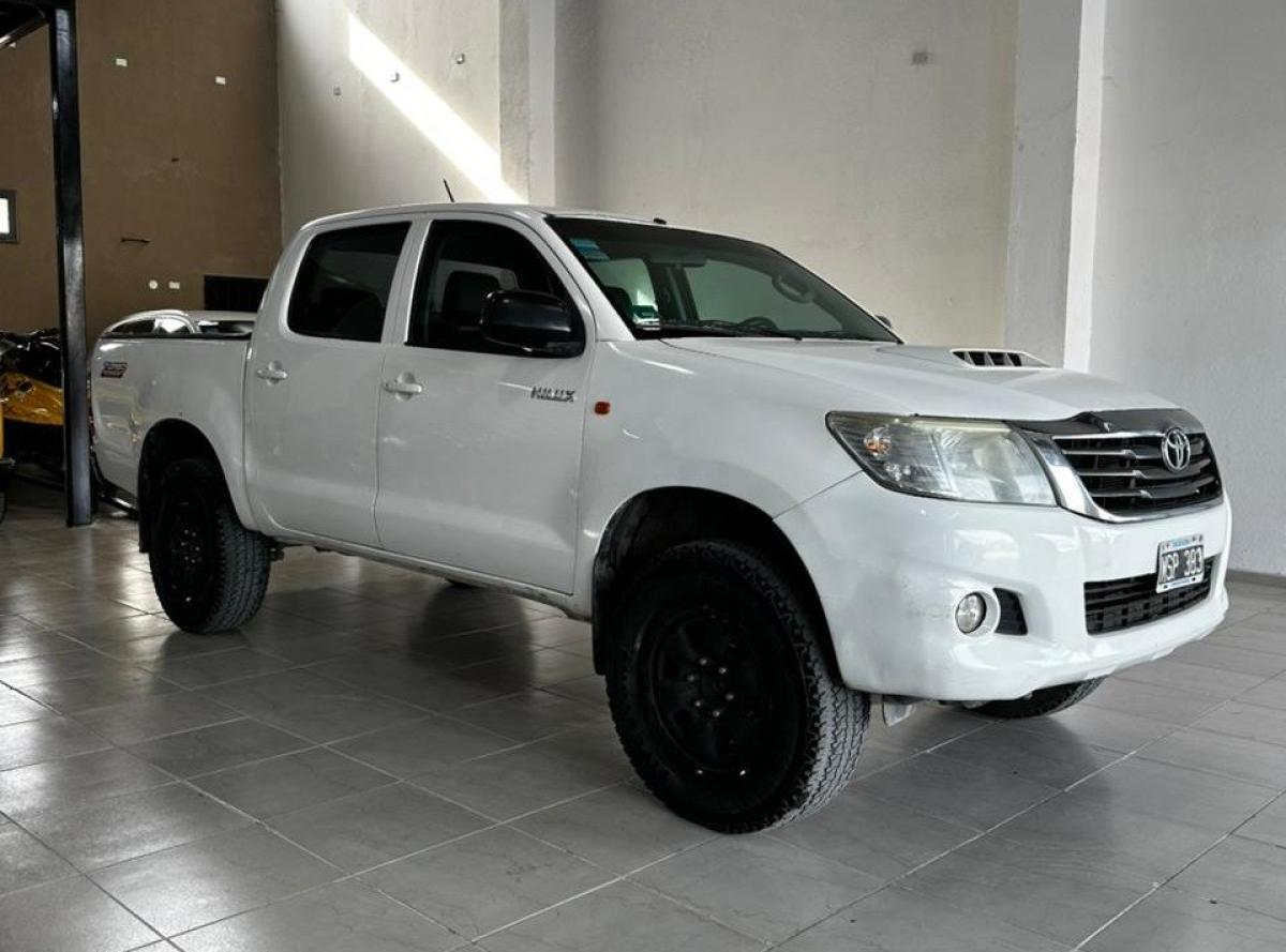 Foto de TOYOTA HILUX dx 2.5 2013, color blanco, en San Juan