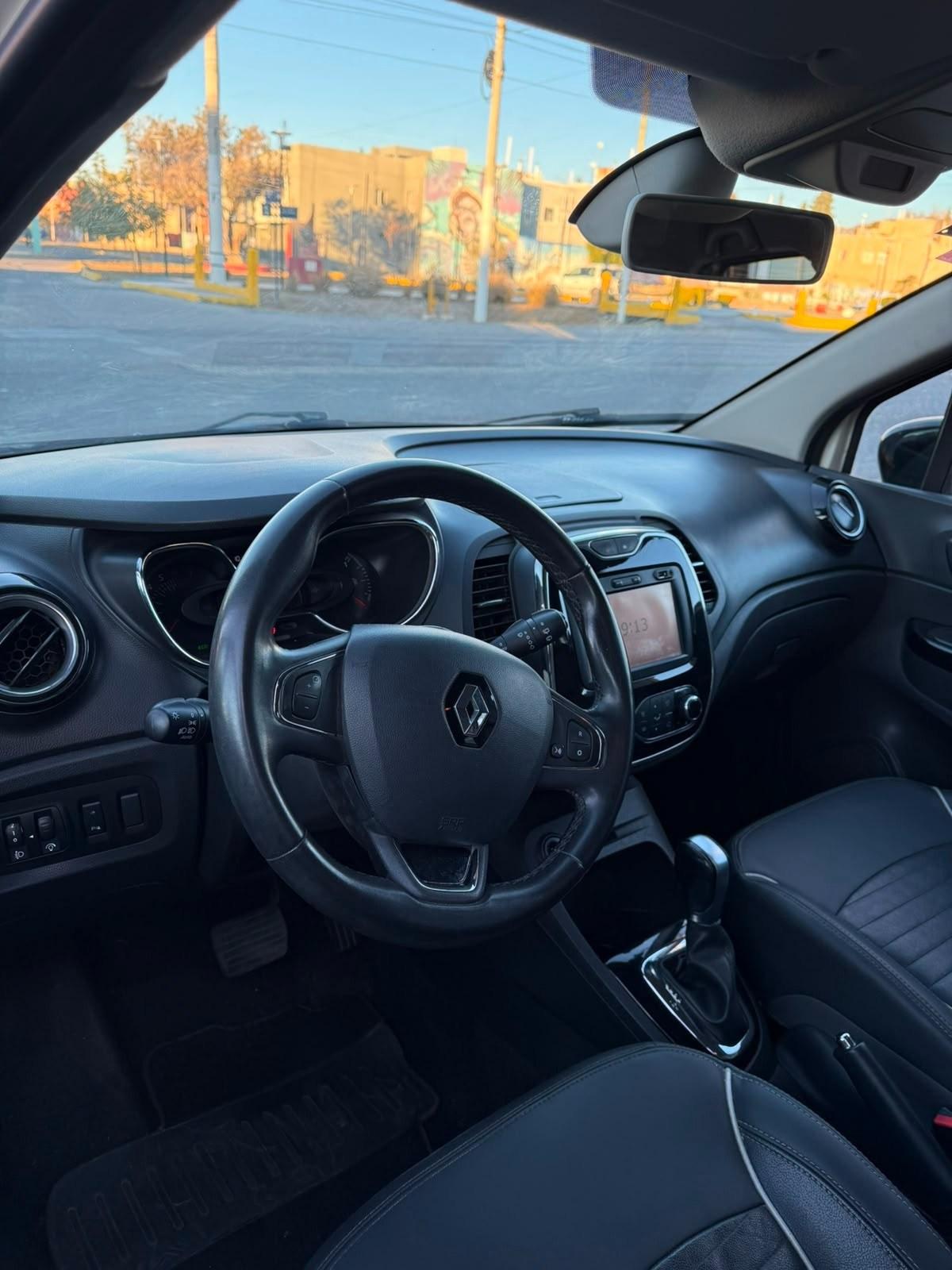 Foto de RENAULT CAPTUR INTENS 1,6 CVT 2019, color marron, en San Juan