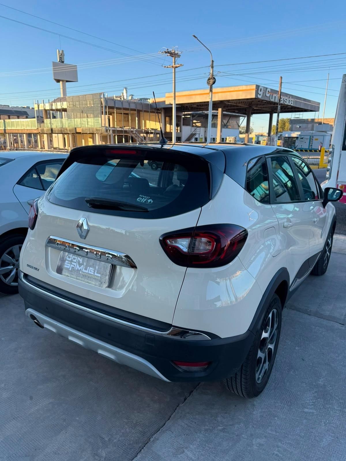 Foto de RENAULT CAPTUR INTENS 1,6 CVT 2019, color marron, en San Juan