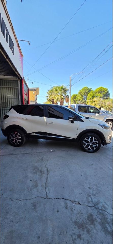 Foto de RENAULT CAPTUR Intense 2.0 manual 6ta 2017, color sin color especificado, en San Juan