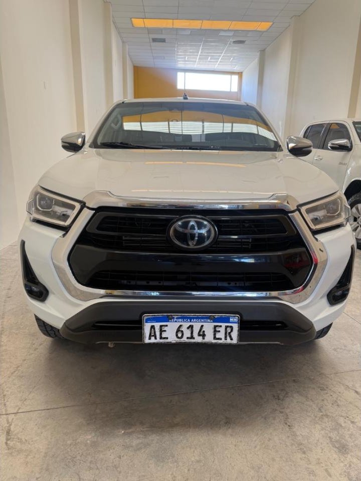 Foto de TOYOTA HILUX Srx 4x4 automática 2021, color blanco, en San Juan