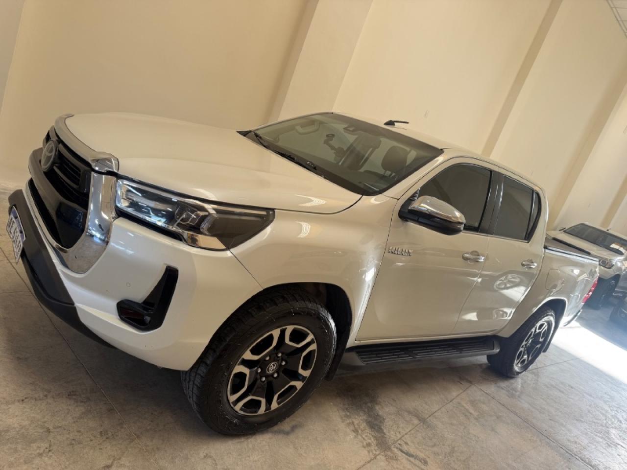 Foto de TOYOTA HILUX Srx 4x4 automática 2021, color blanco, en San Juan