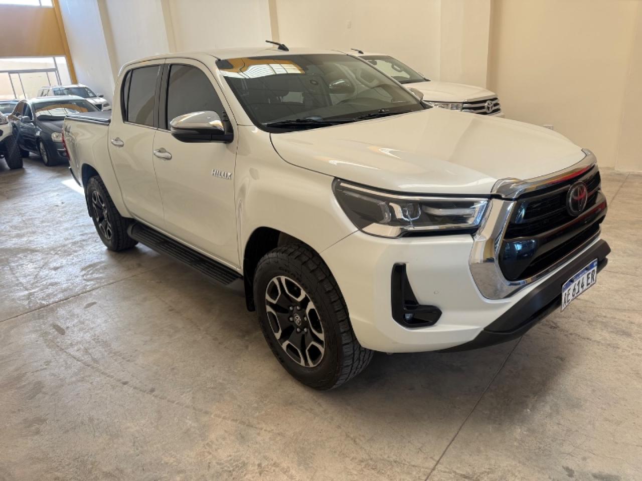 Foto de TOYOTA HILUX Srx 4x4 automática 2021, color blanco, en San Juan