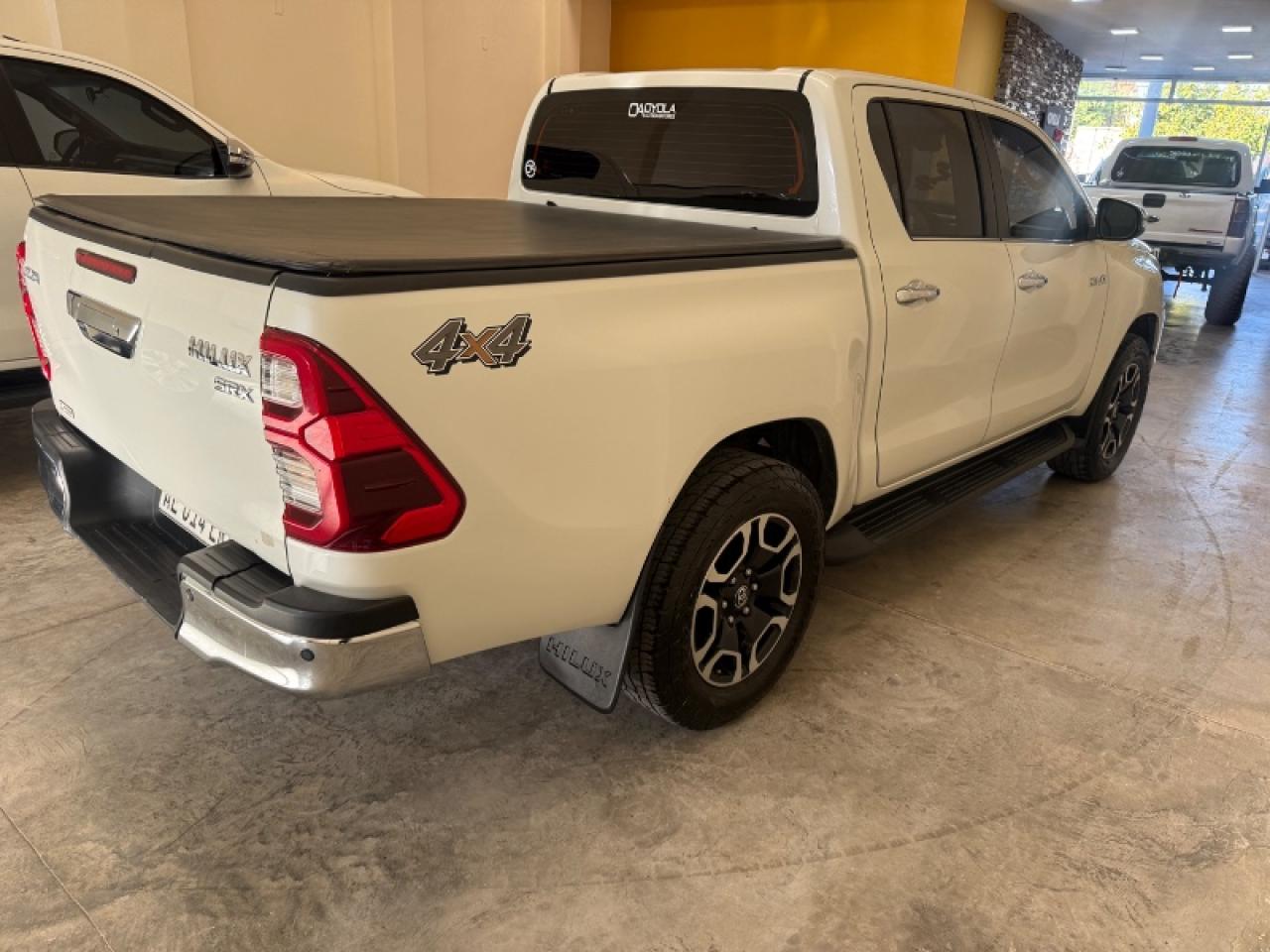 Foto de TOYOTA HILUX Srx 4x4 automática 2021, color blanco, en San Juan