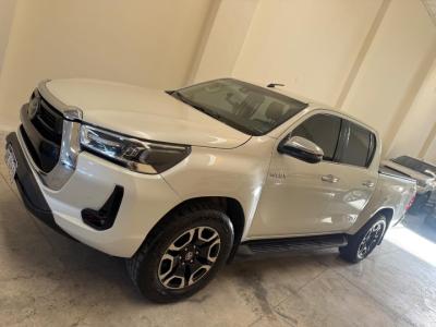 Foto de TOYOTA HILUX Srx 4x4 automática 2021, color blanco, en San Juan
