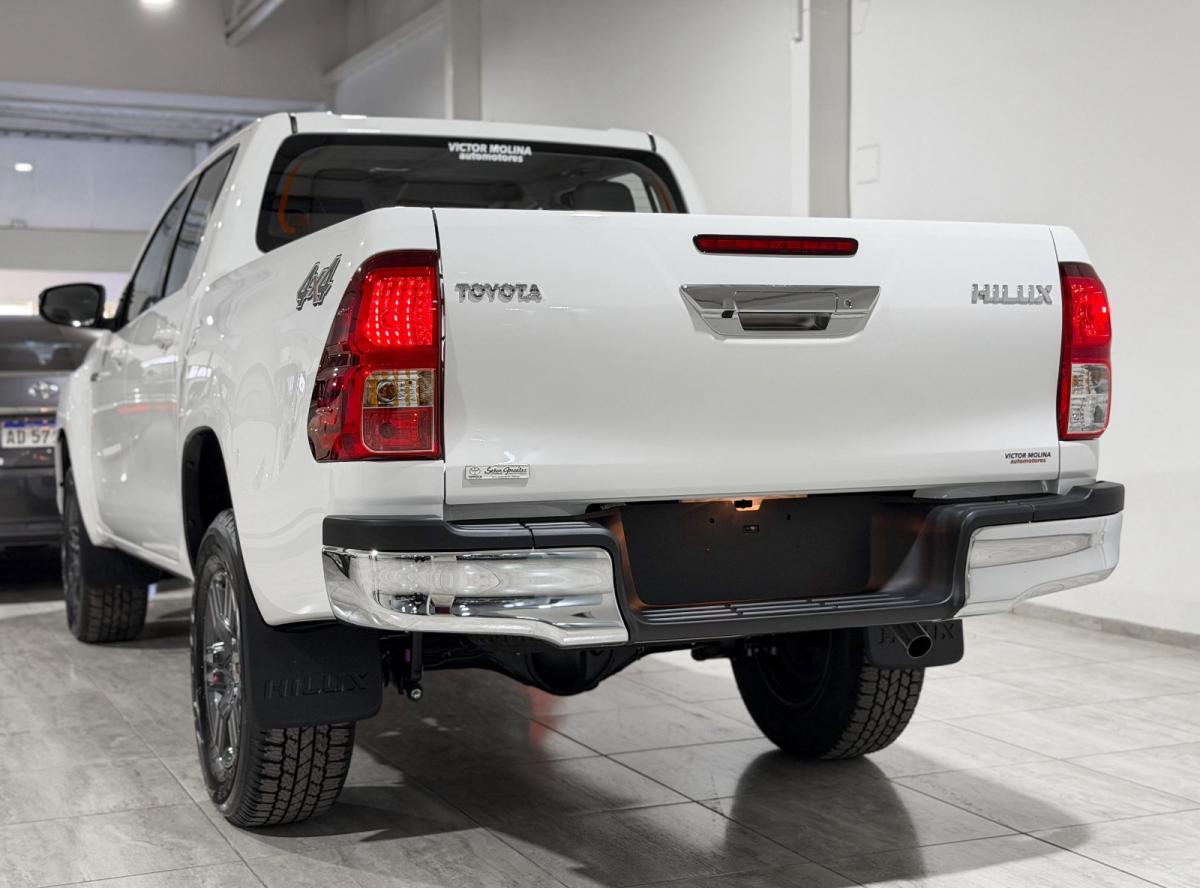 Foto de TOYOTA HILUX SR 2.8 4x4 Manual 2026, color blanco, en San Juan