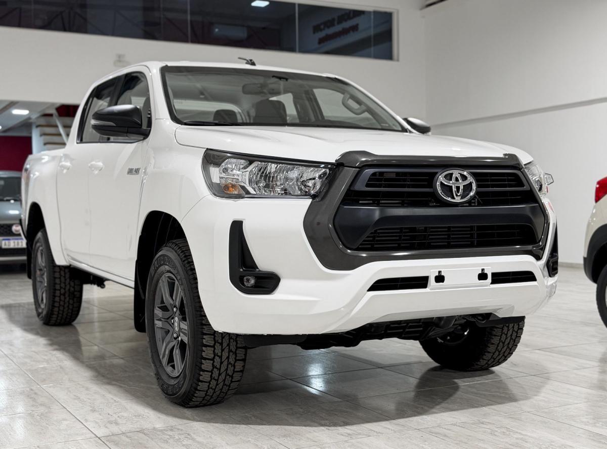 Foto de TOYOTA HILUX SR 2.8 4x4 Manual 2026, color blanco, en San Juan