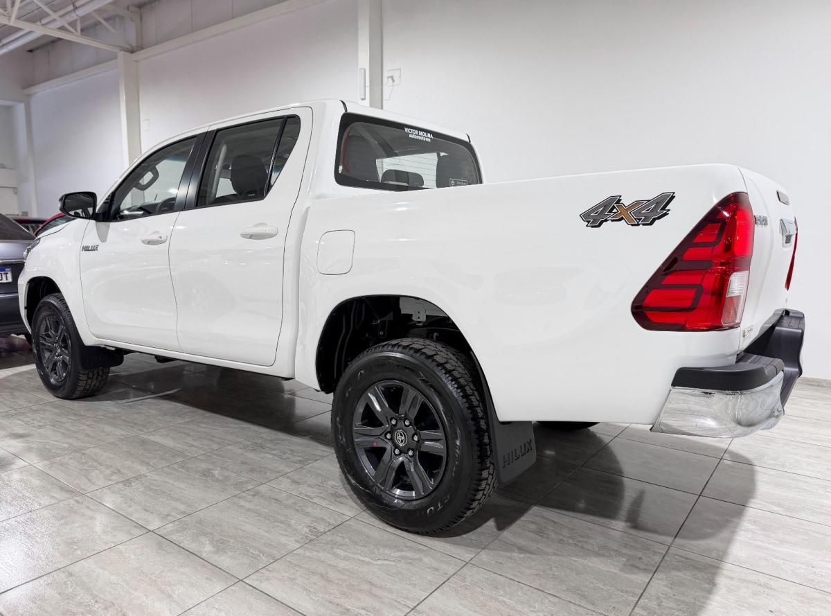 Foto de TOYOTA HILUX SR 2.8 4x4 Manual 2026, color blanco, en San Juan