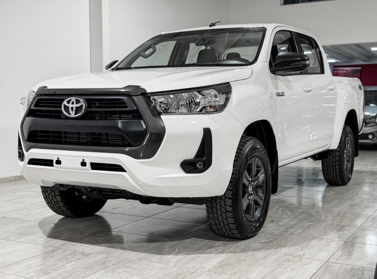 Foto de TOYOTA HILUX SR 2.8 4x4 Manual 2026, color blanco, en San Juan