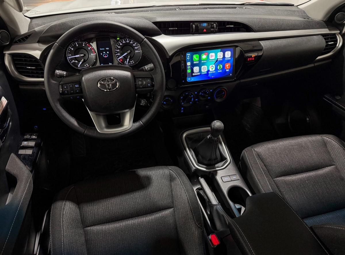 Foto de TOYOTA HILUX SR 2.8 4x4 Manual 2026, color blanco, en San Juan