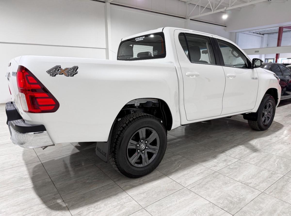 Foto de TOYOTA HILUX SR 2.8 4x4 Manual 2026, color blanco, en San Juan