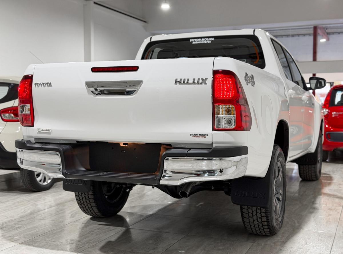 Foto de TOYOTA HILUX SR 2.8 4x4 Manual 2026, color blanco, en San Juan