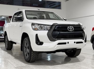 Foto de TOYOTA HILUX SR 2.8 4x4 Manual 2026, color blanco, en San Juan