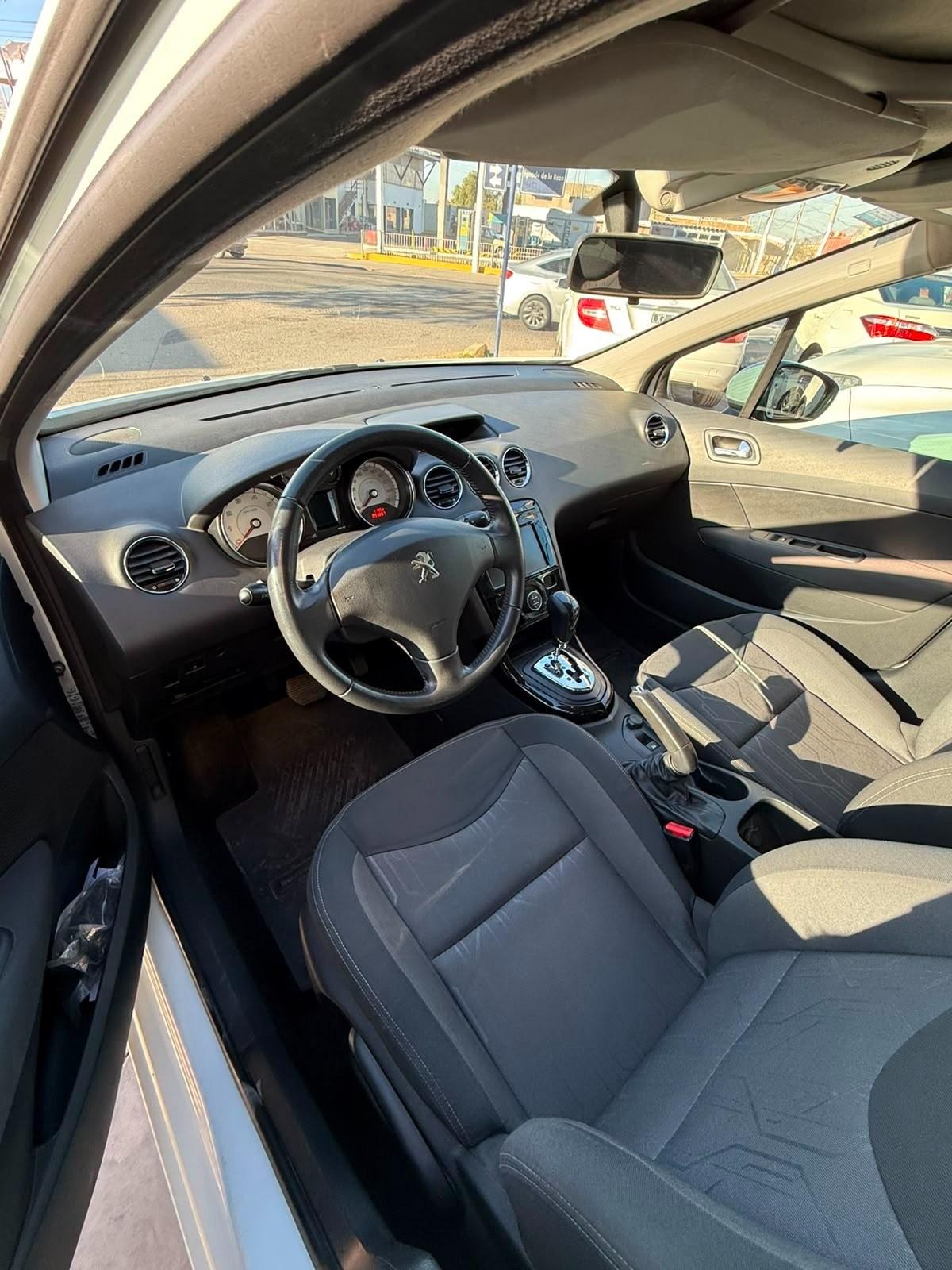 Foto de PEUGEOT 308 308	1,6 THP FELINE TIPTRONIC 2018, color blanco, en San Juan