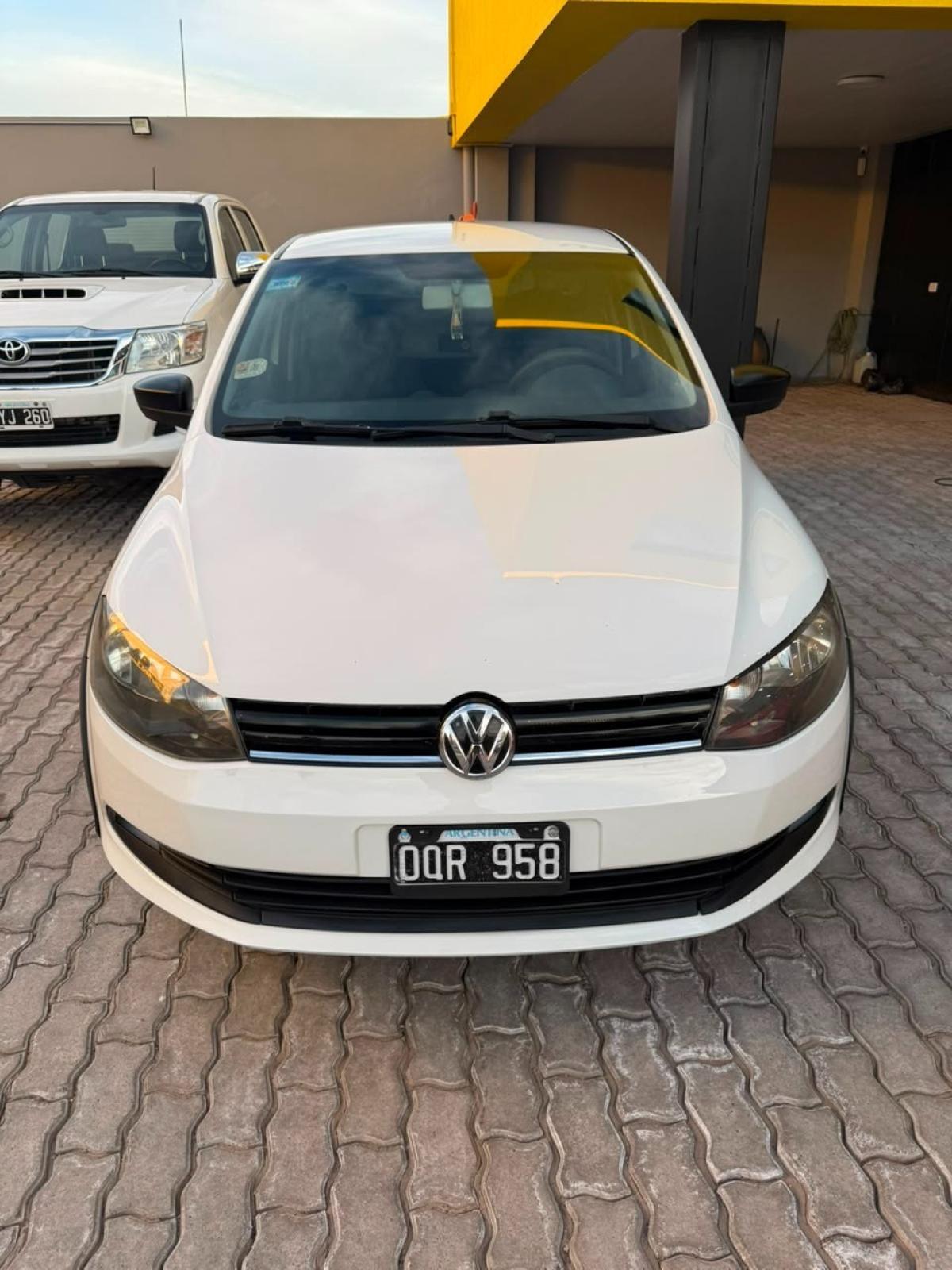 Foto de VOLKSWAGEN SAVEIRO CABINA Y MEDIA  1,6L CON GNC 2015, color blanco, en San Juan