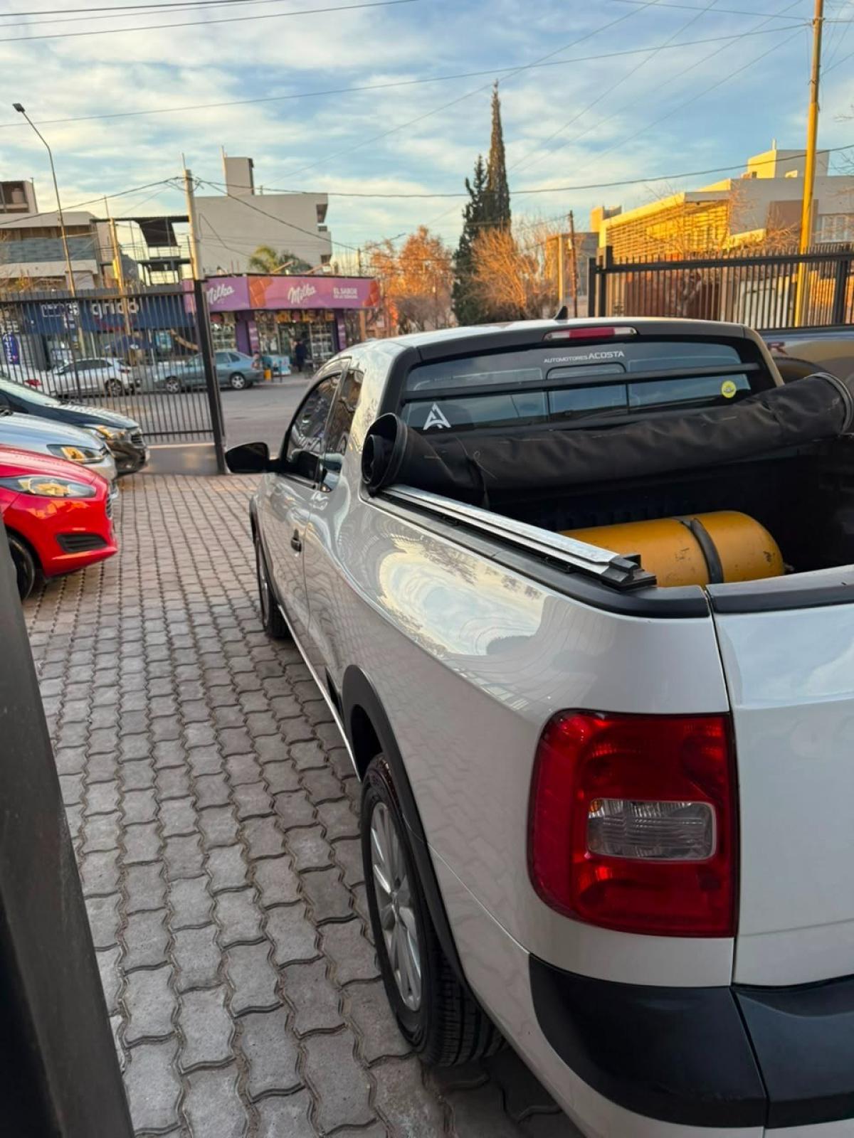 Foto de VOLKSWAGEN SAVEIRO CABINA Y MEDIA  1,6L CON GNC 2015, color blanco, en San Juan