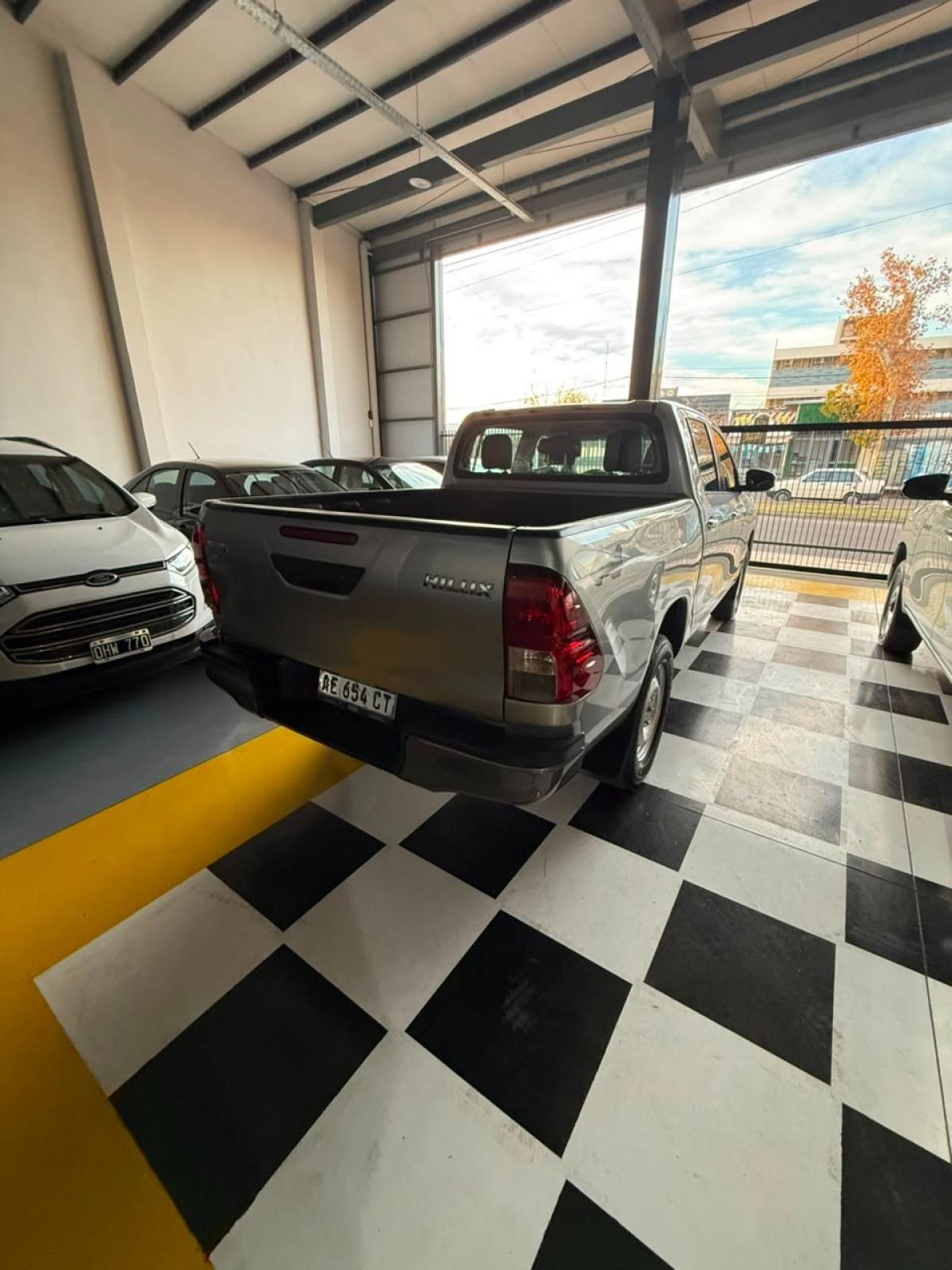 Foto de TOYOTA HILUX DX 4X4 2.4 TDI MT 2021, color gris, en San Juan