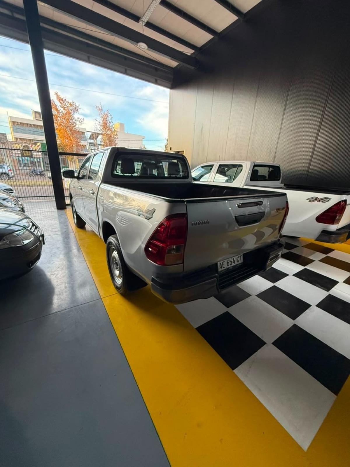 Foto de TOYOTA HILUX DX 4X4 2.4 TDI MT 2021, color gris, en San Juan