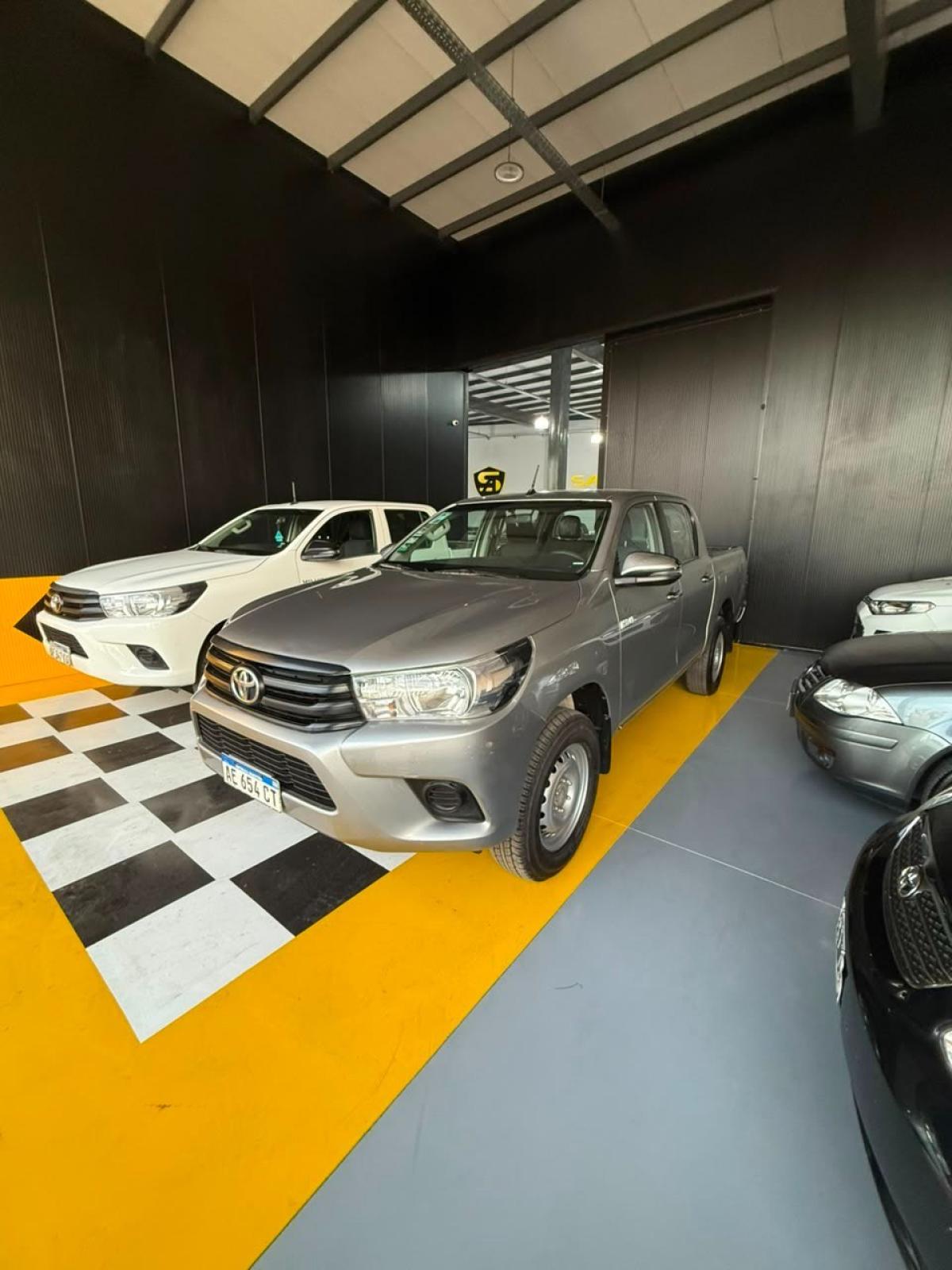 Foto de TOYOTA HILUX DX 4X4 2.4 TDI MT 2021, color gris, en San Juan