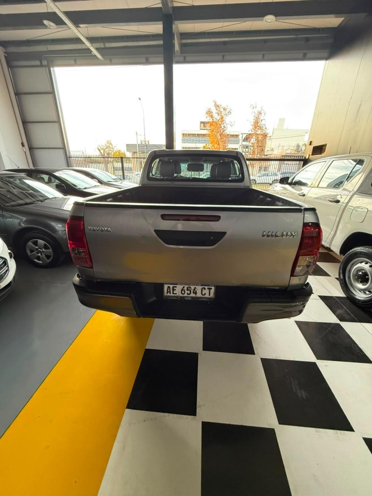 Foto de TOYOTA HILUX DX 4X4 2.4 TDI MT 2021, color gris, en San Juan