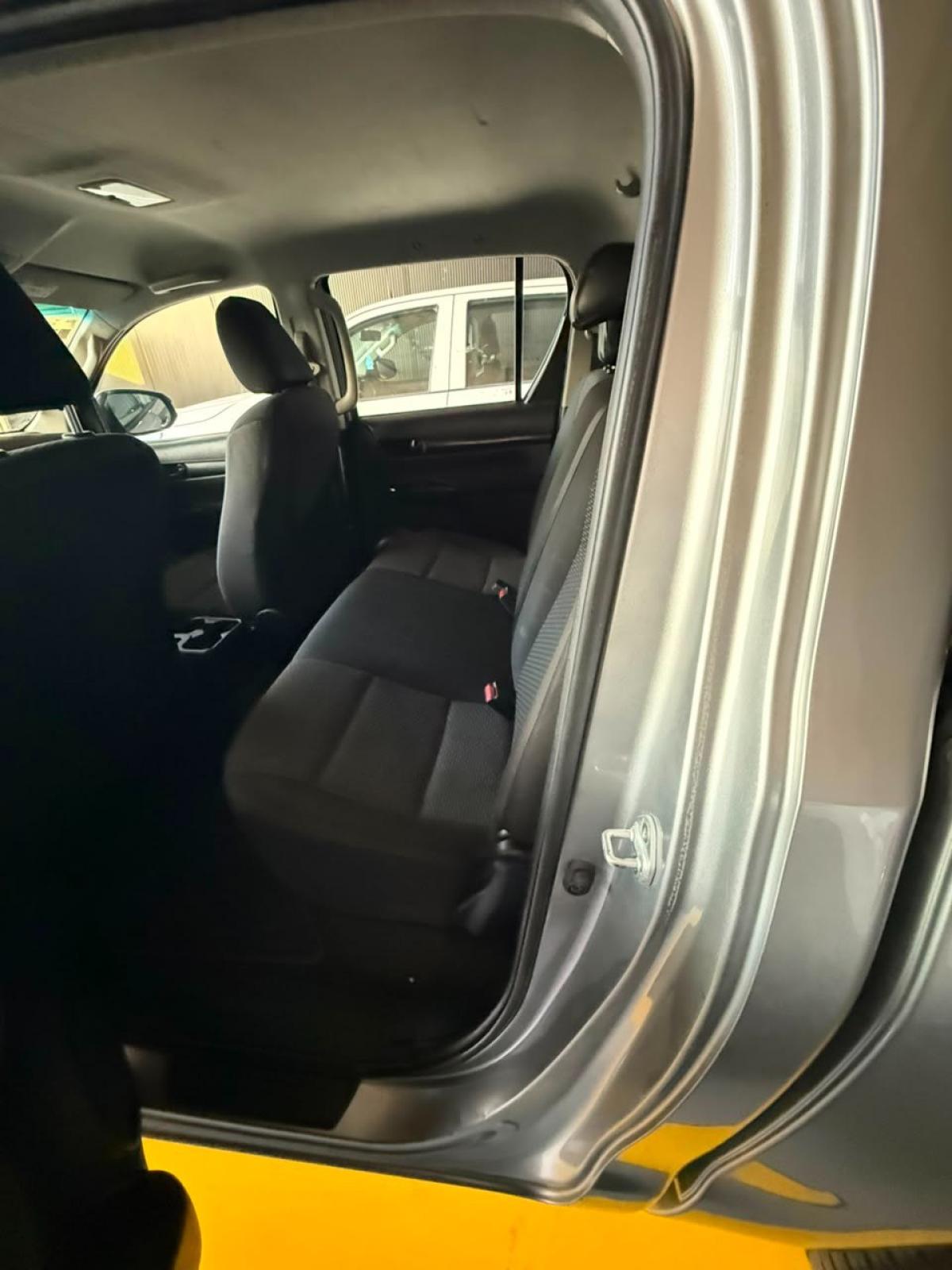 Foto de TOYOTA HILUX DX 4X4 2.4 TDI MT 2021, color gris, en San Juan