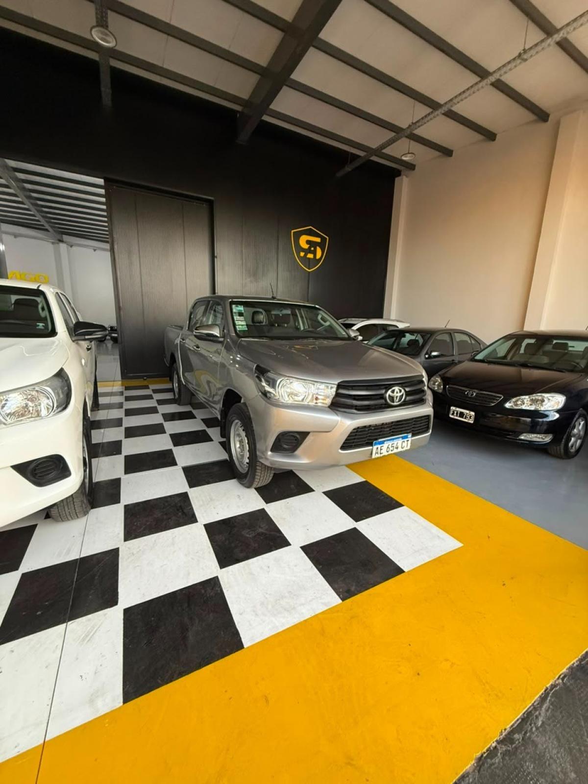 Foto de TOYOTA HILUX DX 4X4 2.4 TDI MT 2021, color gris, en San Juan