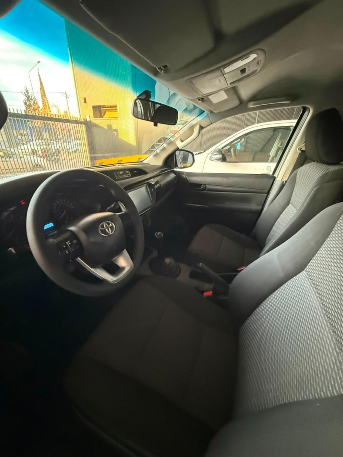 Foto de TOYOTA HILUX DX 4X4 2.4 TDI MT 2021, color gris, en San Juan