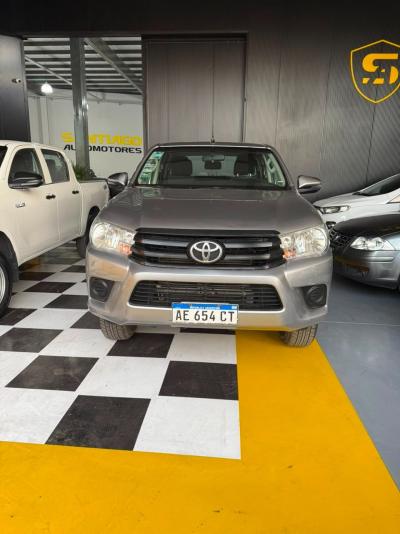 Foto de TOYOTA HILUX DX 4X4 2.4 TDI MT 2021, color gris, en San Juan