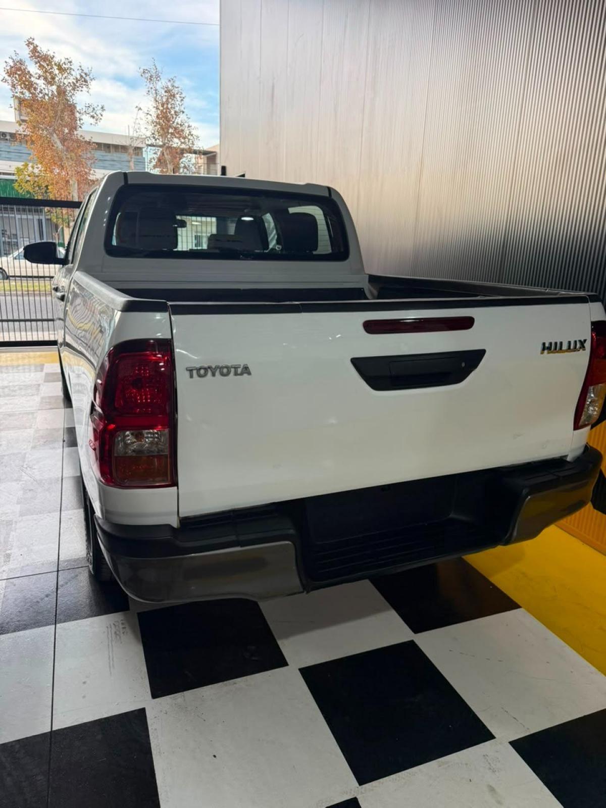 Foto de TOYOTA HILUX DX 4X4 2.4 TDI MT 2019, color blanco, en San Juan