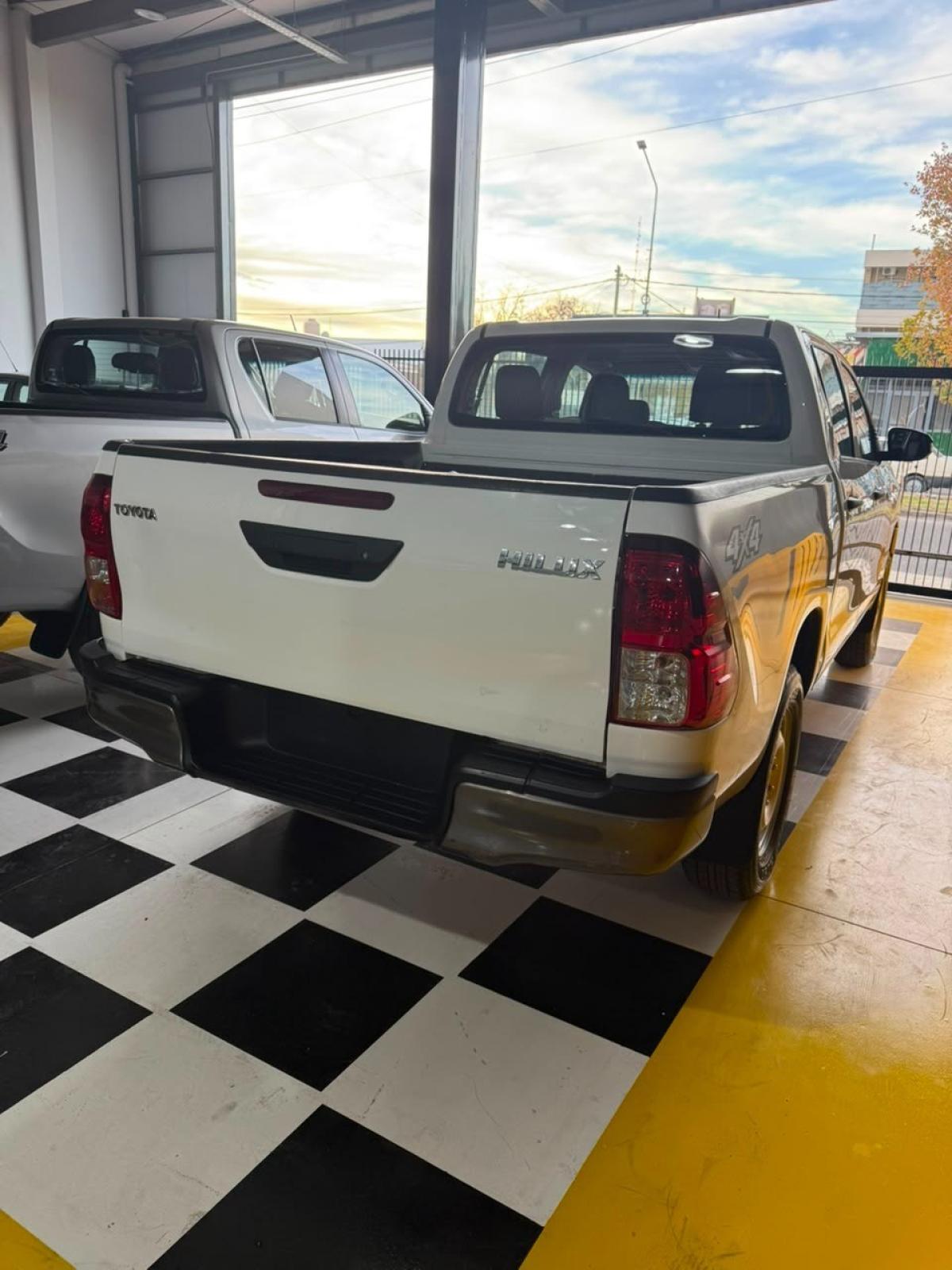 Foto de TOYOTA HILUX DX 4X4 2.4 TDI MT 2019, color blanco, en San Juan