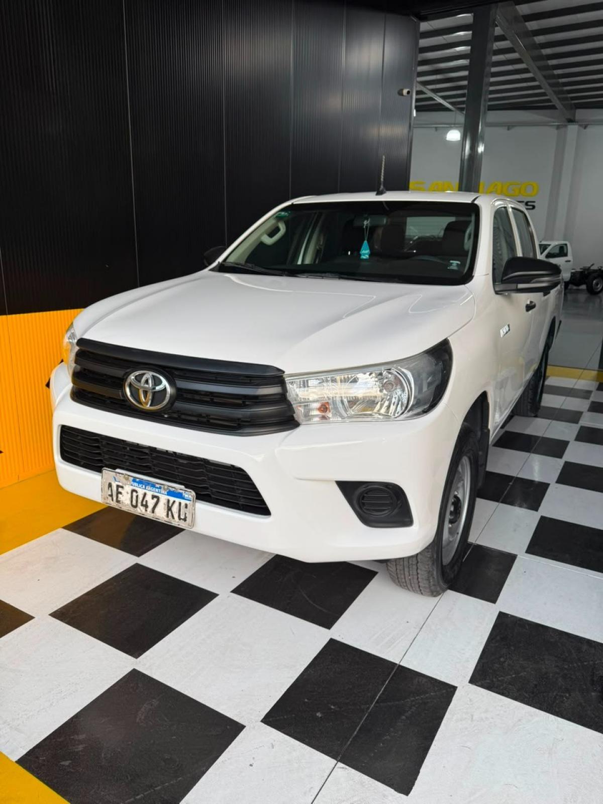 Foto de TOYOTA HILUX DX 4X4 2.4 TDI MT 2019, color blanco, en San Juan